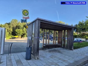 Flossenbürg – Bushäuschen mit Aufklebern beschädigt